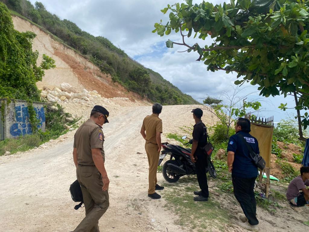 PERJAKA KUTA SELATAN melaksanakan patroli sinergisitas dengan Satpol PP BKO kuta Selatan di wilayah Desa Kutuh