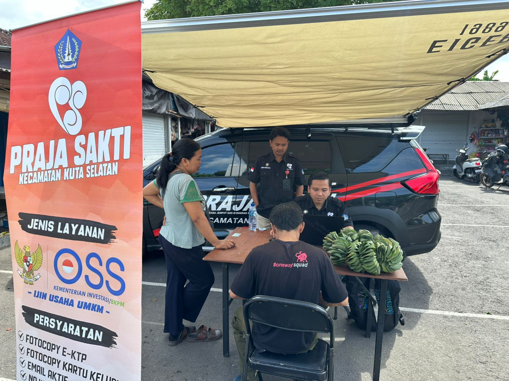 Layanan mandiri Pemerintah Kecamatan Kuta selatan PRAJA SAKTI hari ini dilakasanakan di Pasar Desa Adat Kampial melayani perijinan usaha UMKM OSS, bersama wujudkan layanan yang unggul, inovatif dan berintegritas