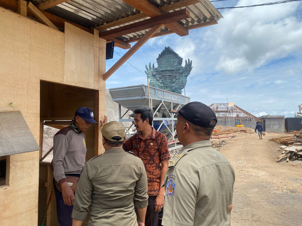 Patroli Jaga Kota (PERJAKA) Trantib Kecamatan Kuta Selatan  bersinergi dengan  Satpol PP melaksanakan pemantauan,  pembinaan dan pengendalian terkait  dengan  adanya kebisingan pada  pembangunan proyek yg terjadi di Jl Paradise, Lingk Angas Sari Ungasan