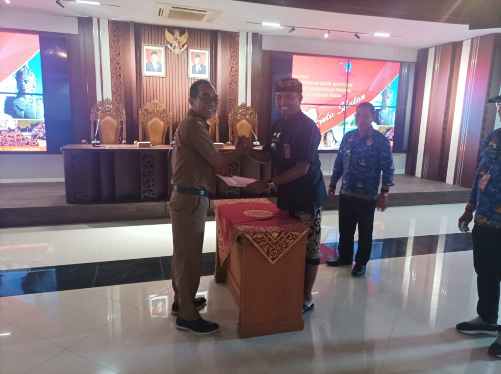 Penyerahan SK Kepala Lingkungan Peminge Kelurahan Benoa oleh Camat Kuta Selatan