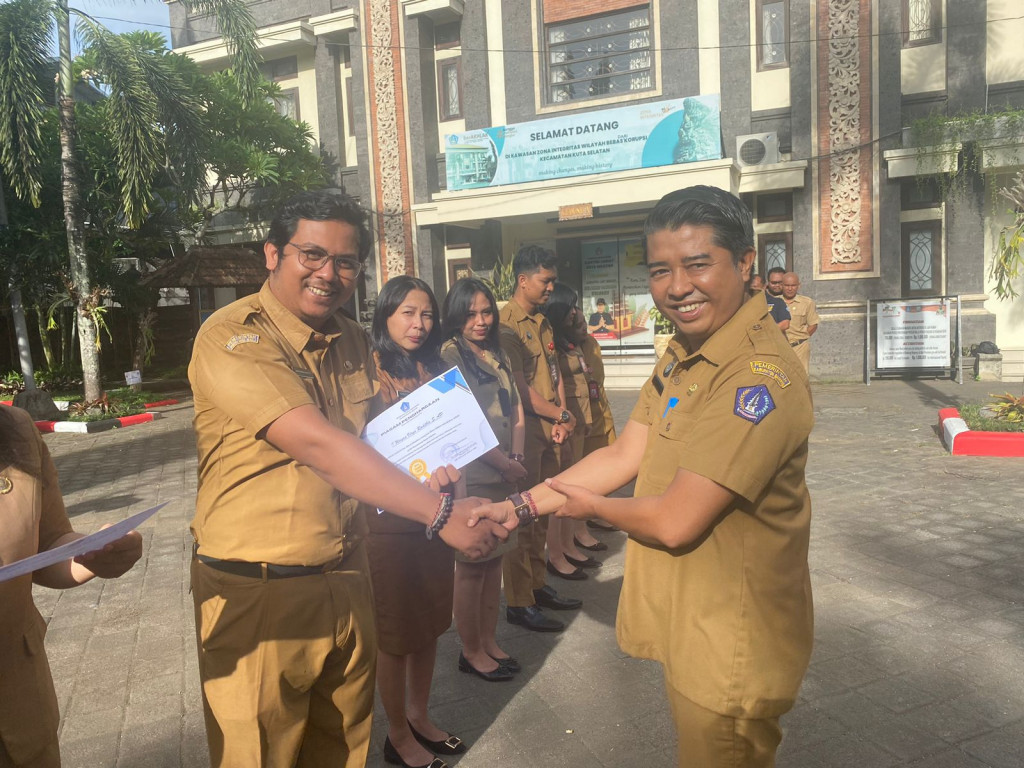 Pemberian reward kepada pegawai yang sudah memberikan kontribusi terbaik bidang arsip Tahun 2024 sehingga Kecamatan Kuta Selatan memperoleh Nilai 89,30 katagori memuaskan No 3 Terbaik seluruh Perangkat Daerah di Kabupaten Badung