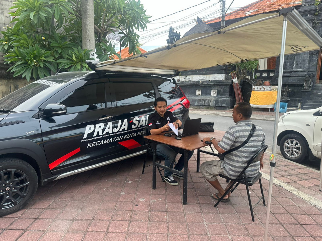 Layanan mandiri Pemerintah Kecamatan Kuta selatan PRAJA SAKTI hari ini dilakasanakan di Depan Pura Desa Adat Tanjung Benoa melayani perijinan usaha UMKM OSS, bersama wujudkan layanan yang unggul, inovatif dan berintegritas