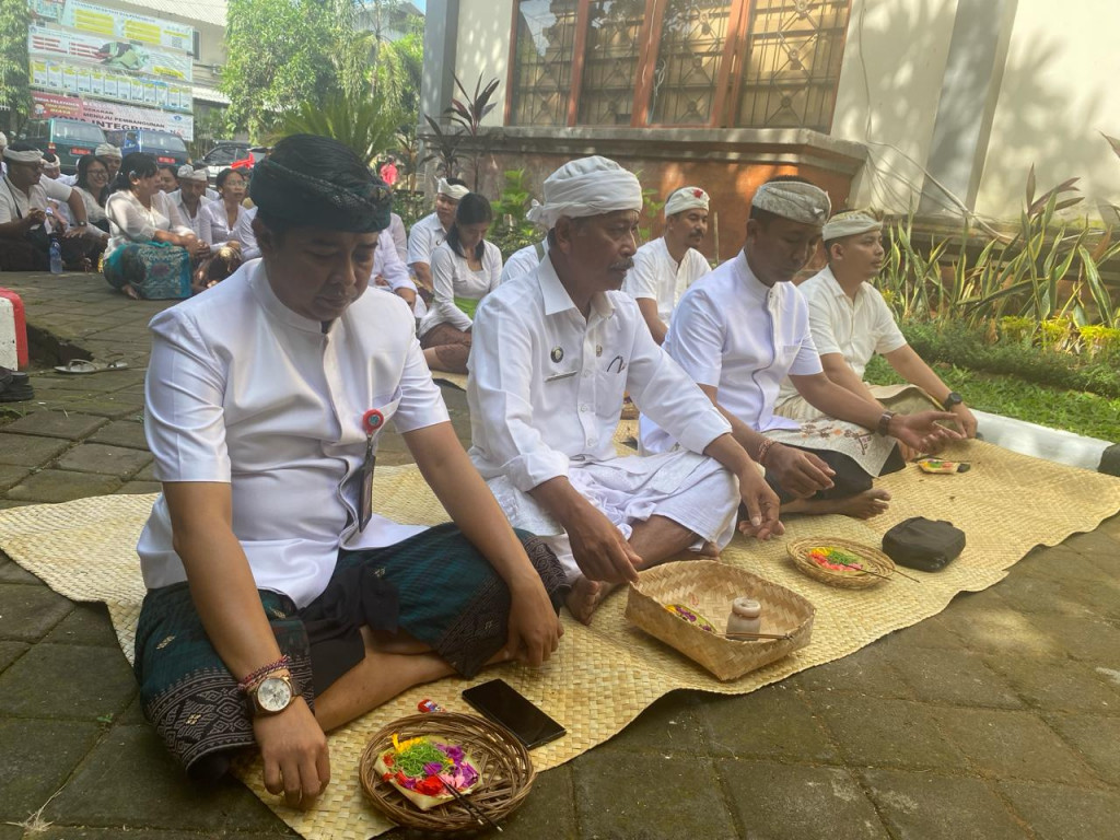 Camat bersama seluruh staf melakukan persembahyangan bersama Purnama Kaulu di Kantor Camat Kuta Selatan