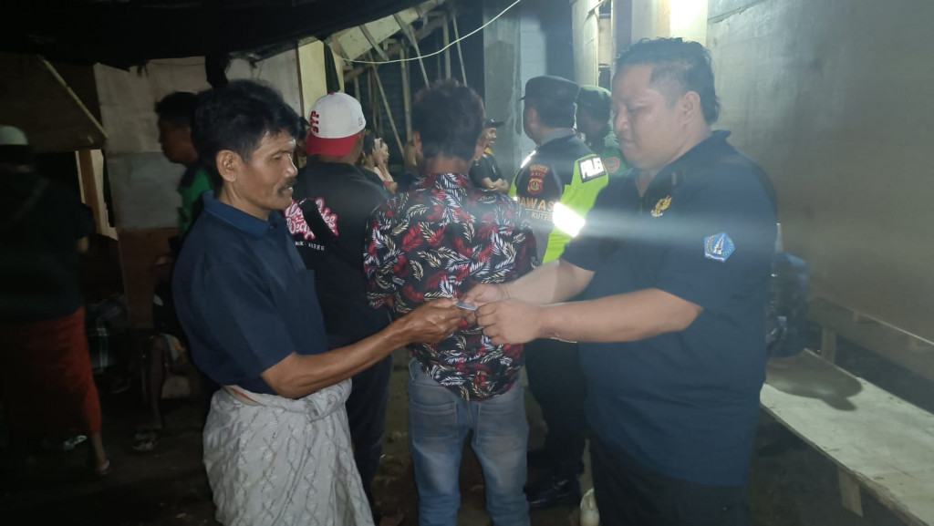 Tim PERJAKA Kecamatan Kuta Selatan bersama polsek, perbekel Kutuh, linmas melaksanakan pengendalian penduduk non permanen dan patroli wilayah terpadu di Desa Kutuh. Kegiatan dilaksanakan mulai Pukul 21.00 Wita sampai selesai