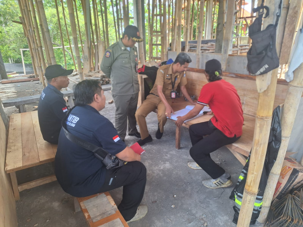 Tim PERJAKA Kecamatan Kuta Selatan bersama Pol PP, perbekel Pecatu, linmas melaksanakan pengendalian secara terpadu terhadap masukan yang disampaikan ke Kecamatan