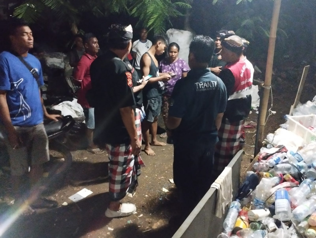 Tim PERJAKA Kecamatan Kuta Selatan bersama polsek, perbekel Ungasan, linmas melaksanakan pengendalian penduduk non permanen dan patroli wilayah terpadu di Desa Ungasan. Kegiatan dilaksanakan mulai Pukul 21.00 Wita sampai selesai