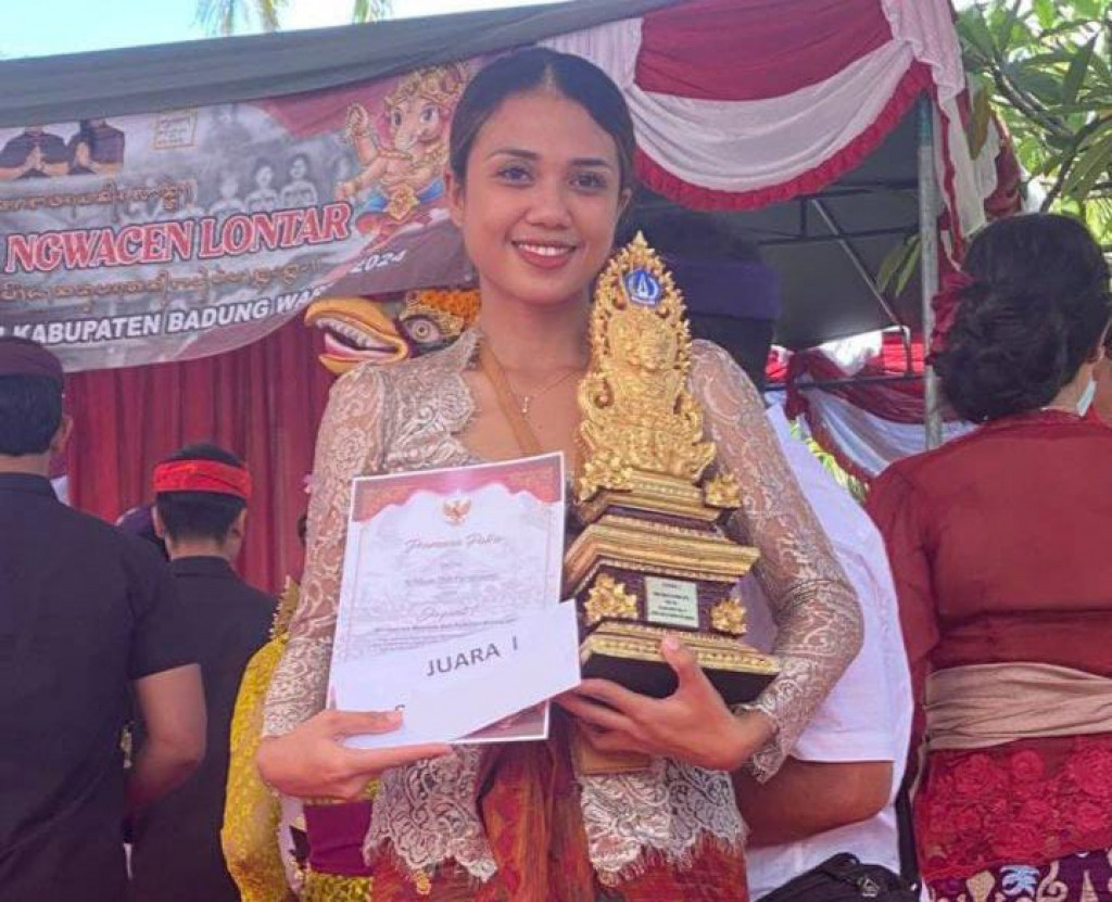 Ni Wayan Diah Purnamawati Duta Desa Adat Bualu Meraih Juara 1 Kabupaten Badung Lomba Mesatua Bali Paiketan Krama Istri pada acara Bulan Bahasa Bali VI Kabupaten Badung Tahun 2024.