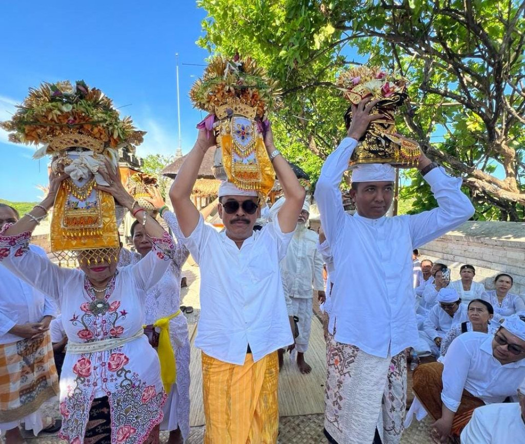 Bakti Penganyar Kecamatan Kuta Selatan upacara Penyineban Karya di Pura Luhur Uluwatu diiringi ayahan tari Rejang TP PKK Kecamatan Kuta Selatan, tari baris dan topeng