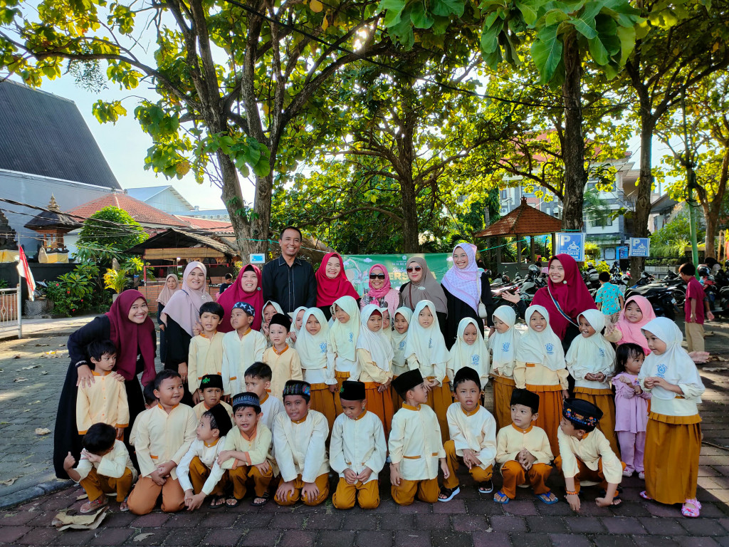 Pembagian Takjil untuk berbuka puasa
