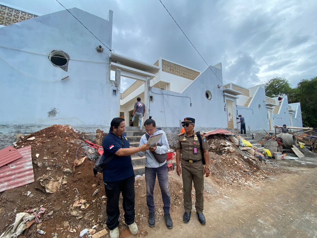 PANDUMAS Kecamatan Kuta Selatan melaksanakan kegiatan pengendalian bersama Satpol PP BKO Kuta Selatan di Jl Pantai Nunggalan Pecatu