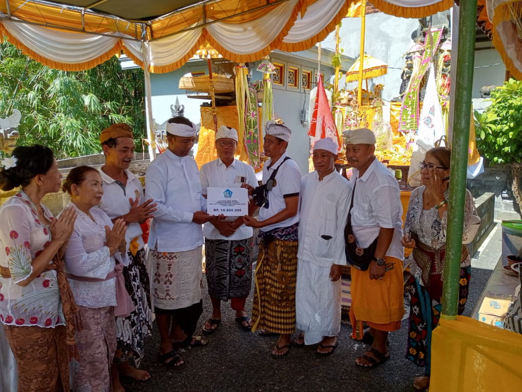 Camat Kuta Selatan mewakili Bapak Bupati Badung menghadiri Piodalan Pura Purnama Sidhi rmLingkungan Taman Griya Jimbaran, pada kesempatan tersebut diserahkan bantuan Aci dari Bapak Bupati Badung sebesar 10 juta rupiah