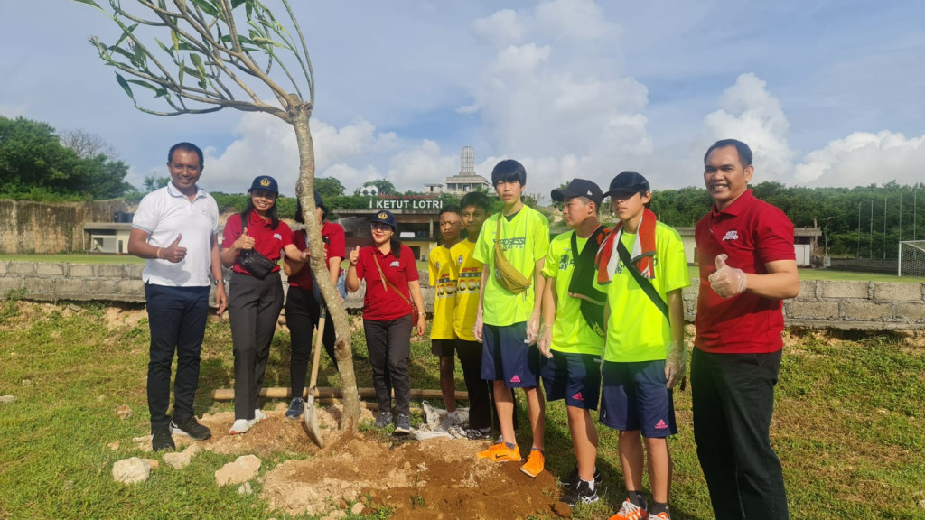 Mewakili Pimpinan hadir memberikan sambutan dan  KEGIATAN SOSIAL PENANAMAN POHON EVENT ISSC di Lapangan I Ketut Lotri kawasan terpadu gunung payung Kutuh, hadir pada kesempatan tersebut tim U 13 dari Jepang dan Indonesia