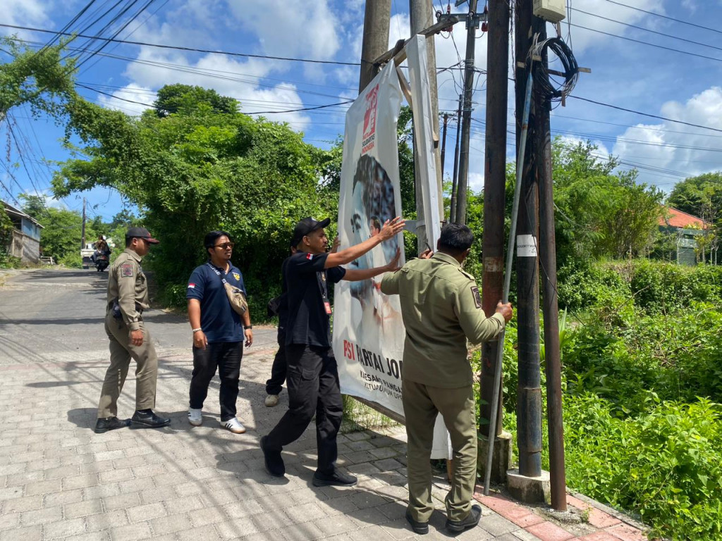 Trantib Kecamatan Kuta Selatan inovasi PERJAKA bersinergi dengan Pol PP BKO Kuta Selatan melaksanakan pengendalian wilayah penataan ketertiban umum