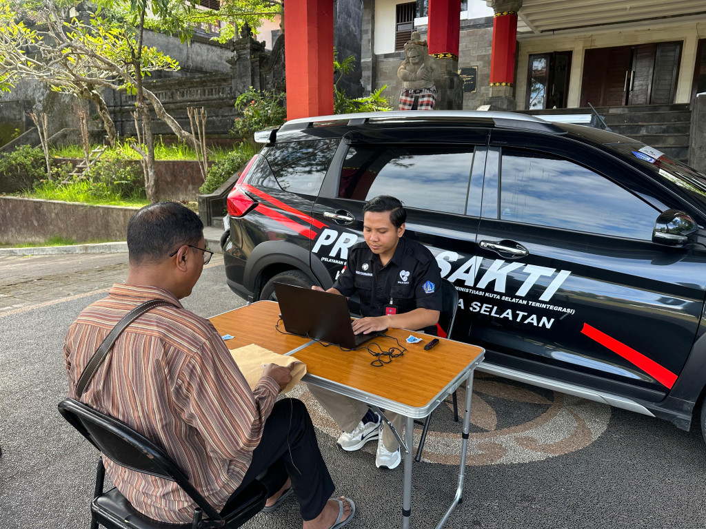Layanan mandiri Mobil Praja Sakti Kecamatan Kuta Selatan hari ini memberikan layanan PATEN OSS di Lobby Wantilan Murda Ulangun Desa Pecatu