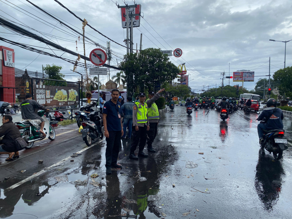 Tim PERJAKA melakukan patroli dampak Cuaca ekstrem di Wilayah Kecamatan Kuta Selatan