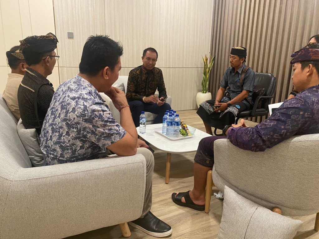 Dalam rangka pelaksanaan peningkatan layanan Publik, Camat Kuta Selatan melakukan koordinasi dengan Forum Kepala Lingkungan dan Kelian Banjar Dinas untuk melakukan mitigasi dan langkah langkah strategis sebelum dilaksanakannya Bimtek Peningkatan Kapasitas