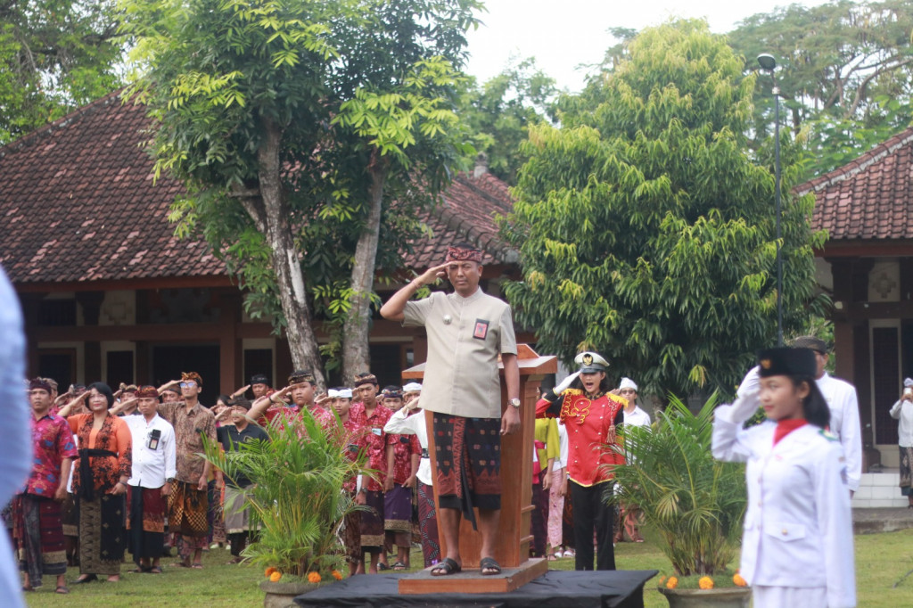 Upacara Bendera memperingati Hari Pendidikan Nasional (HARDIKNAS) Tahun 2024 bertempat di SMKN 1 Kuta Selatan
