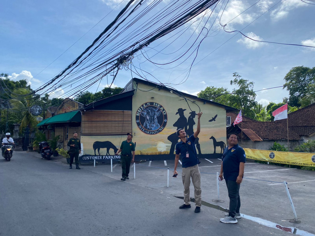 Tim MADULANGSAT Kecamatan Kuta Selatan melaksanakan pengendalian dan koordinasi dengan Tim Utilitas Kuta Selatan di wilayah kelurahan Jimbaran