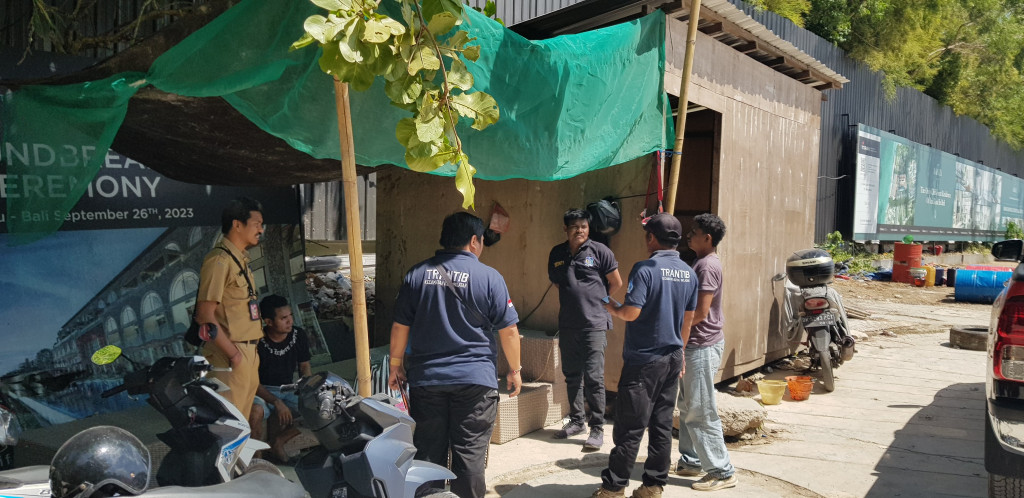 Tim PERJAKA Kecamatan Kuta Selatan melaksanakan pengawasan ketertiban umum di Wilayah Benoa, Pecatu dan Ungasan