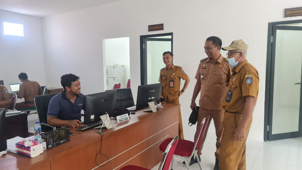 Camat Kuta Selatan melaksanakan Binwas Pemerintahan Desa bidang pelayanan dan TPS3R Desa