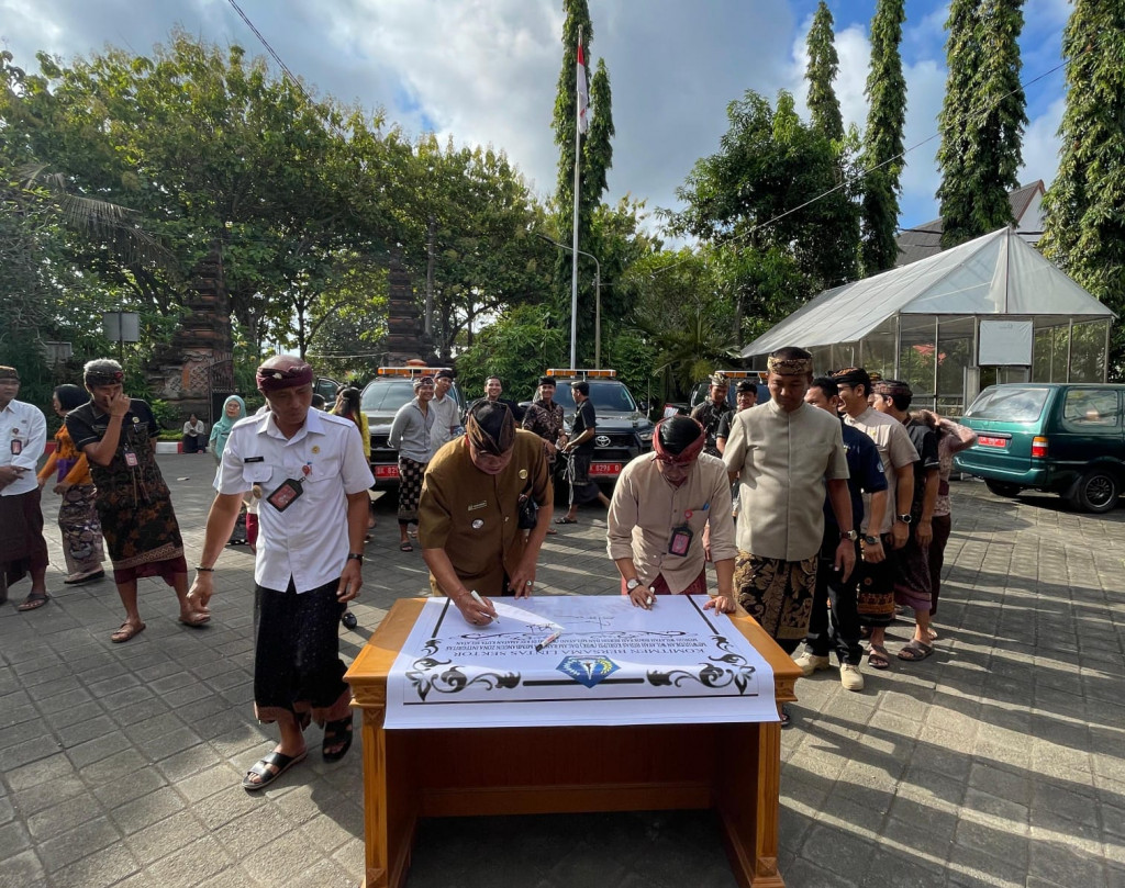 Penandatanganan Komitmen Bersama dalam Rangka Membangun Zona Integritas (ZI) menuju Wilayah Biroktasi Bersih Melayani ( WBBM) Kecamatan Kuta Selatan Tahun 2024