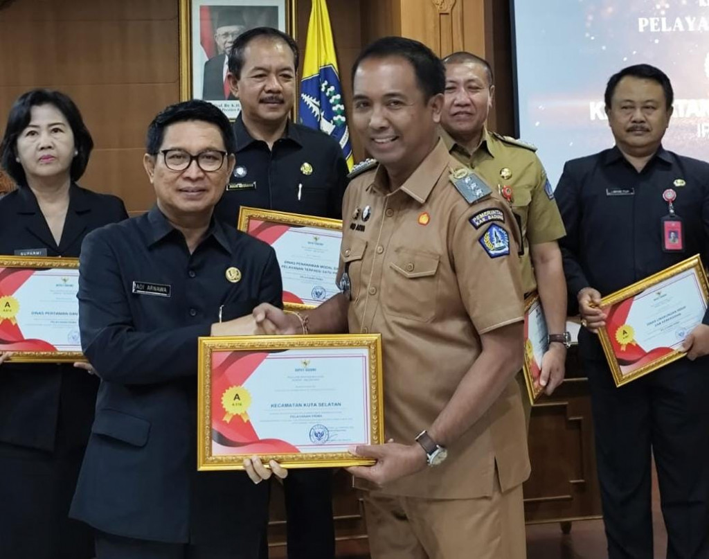 Camat Kuta Selatan menerima penghargaan dari Bupati Badung yang diserahkan oleh Sekretaris Daerah Kabupaten Badung sebagai penyelenggara pelayanan publik dengan katagori Pelayanan Prima dengan Nilai A