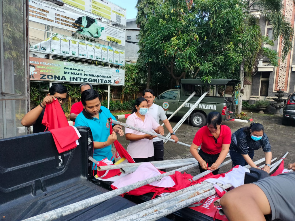 Menghias Area Kantor Camat Kuta Selatan Dalam Rangka Menyambut HUT ke-79 Republik Indonesia
