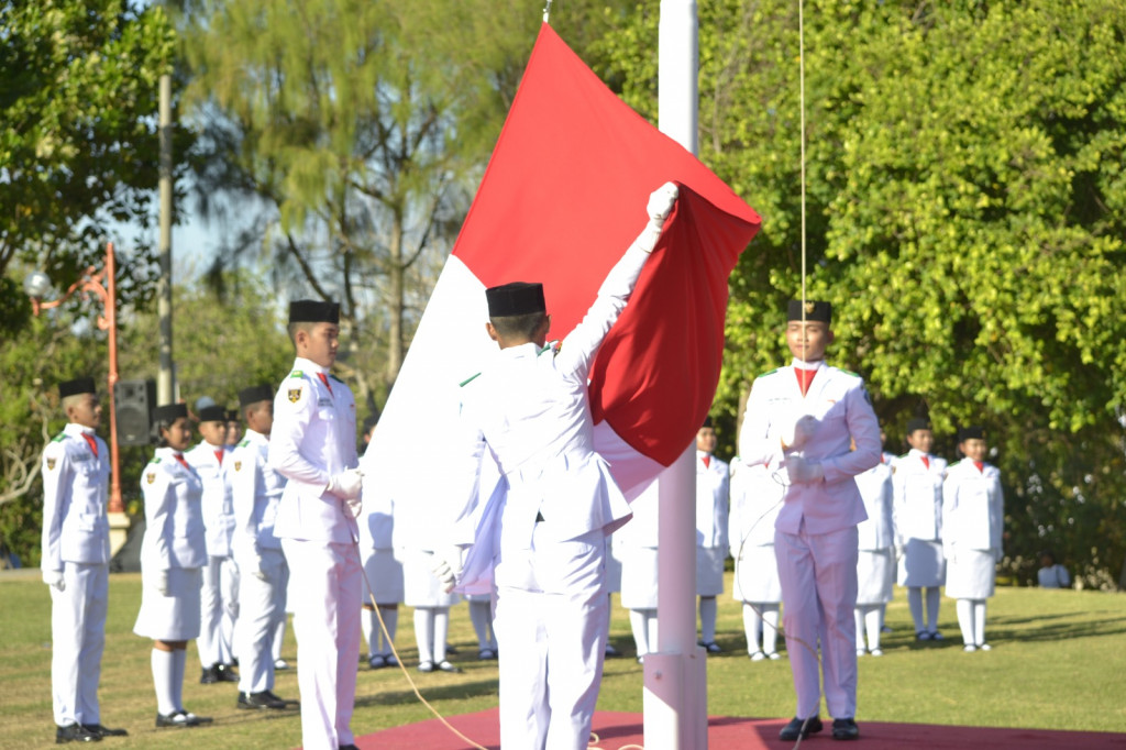 Upacara penaikan bendera dalam rangka peringatan hari Kemerdekaan RI yang ke 79 di Kecamatan Kuta Selatan dilaksanakan di Nusa Dharma Island Nusa Dua