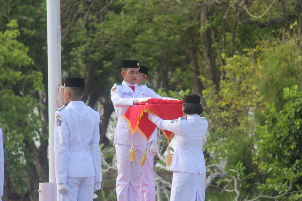 Upacara penurunan bendera dalam rangka peringatan hari Kemerdekaan RI yang ke 79 di Kecamatan Kuta Selatan dilaksanakan di Nusa Dharma Island Nusa Dua