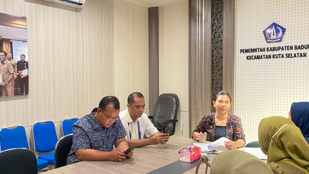 Menerima kunjungan kerja dari Camat dan Lurah se-Kecamatan Tebing Tinggi Kota, Kota Tebing Tinggi, Sumatera Utara terkait peningkatan pelayanan dasar kepada masyarakat dan pelaksanaan Dasa Wisma PKK di Kecamatan Kuta Selatan