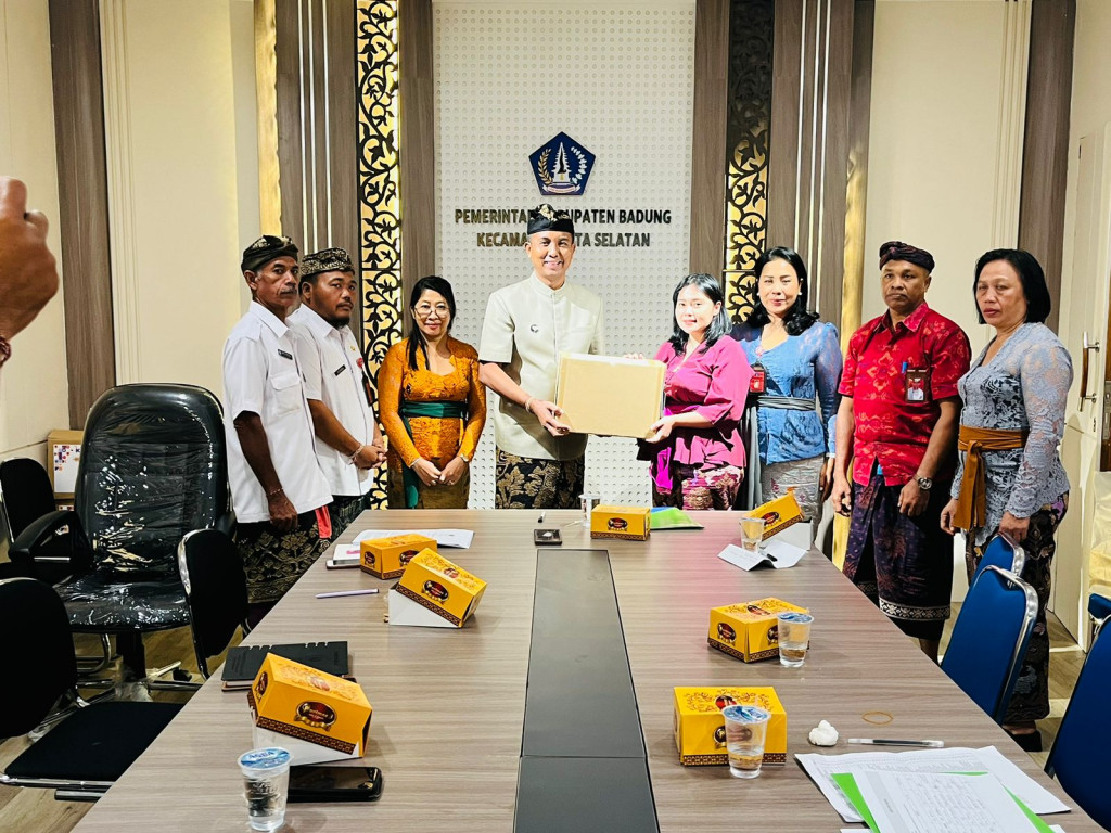 Penyerahan kartu BPJS Ketenagakerjaan  bagi Pekerja Rentan di Kecamatan Kuta Selatan