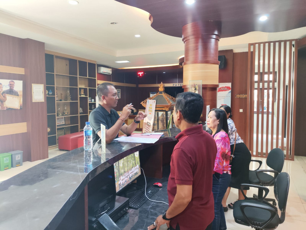 Pelayanan mandiri hari Sabtu melalui Inovasi KUMIS BIMA Kecamatan Kuta selatan dengan jam layanan 08.00 s/d 12.00 Wita