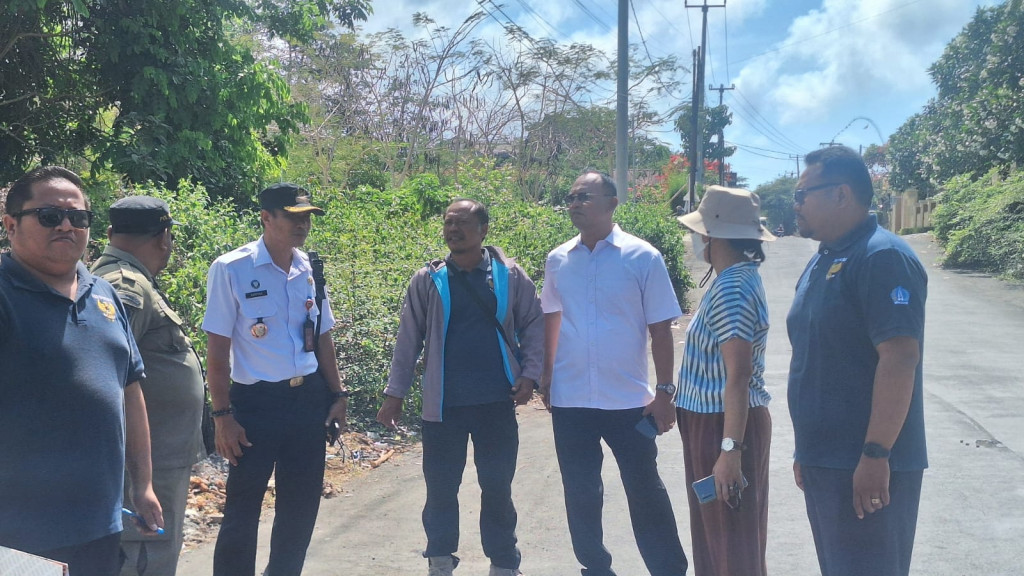 Tim PANDUMAS Kecamatan Kuta Selatan bersama dengan Lurah dan Satpol PP BKO Kuta Selatan melakukan pengendalian sampah di Lingkungan Kelurahan Jimbaran