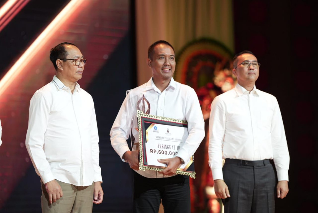 Penyerahan penghargaan dan Apresiasi dari Plt Bupati Badung kepada Perangkat Daerah yang meraih prestasi dalam Mangupura Award, Kecamatan Kuta Selatan Meraih prestasi ke 3 setelah Dinas Penanaman Modal dan Pelayanan Satu Pintu dan Dinas Perindustrian dan 