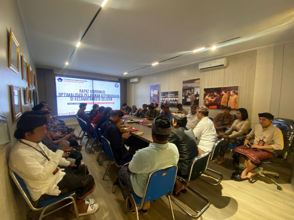 Rapat kerja optimalisasi pelayanan administrasi kependudukan di Kecamatan Kuta selatan bersama Kepala Dinas Disdukcapil Kabupaten Badung dengan Tim Kecamatan, Perbekel/lurah, Kaling dan KBD se Kecamatan Kuta Selatan