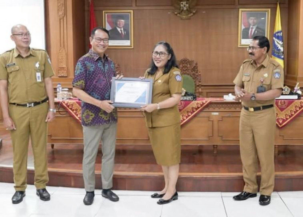 Penyerahan Penghargaan kepada 10 OPD terkait hasil pengawasan internal dan penyusutan Arsip daerah Tahun 2024 dan Kecamatan Kuta Selatan menerima Dua Penghargaan