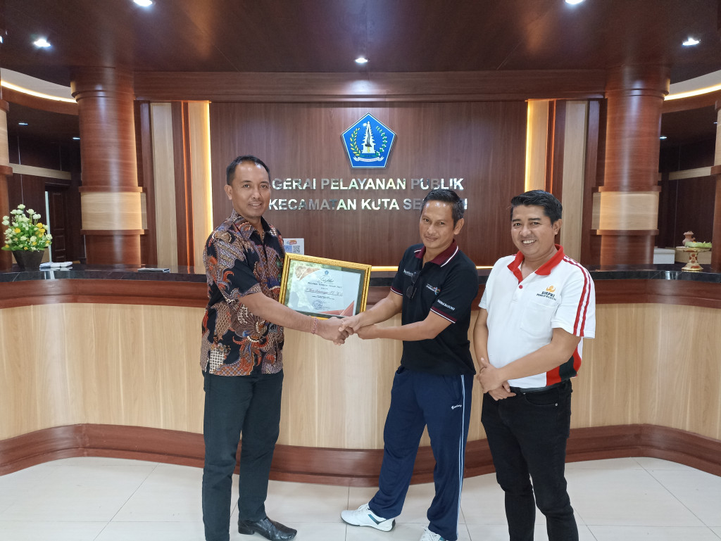 Penyerahan Penghargaan Kepada Pegawai Teladan Kantor Camat Kuta Selatan Tahun 2022.