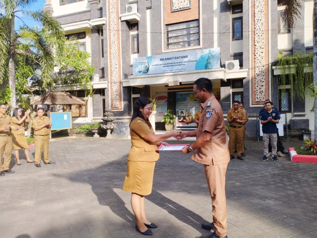 Pemberian penghargaan reward kepada pegawai Kecamatan Kuta Selatan atas dedikasi dan kerja kerasnya atas capaian Hasil evaluasi Internal SAKIP Tahun 2023