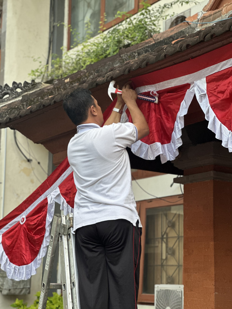 Pemasangan Bendera Merah Putih di Halaman Kantor Camat Kuta Selatan Dalam Rangka Menyambut Hari Kemerdekaan Republik Indonesia ke-80.