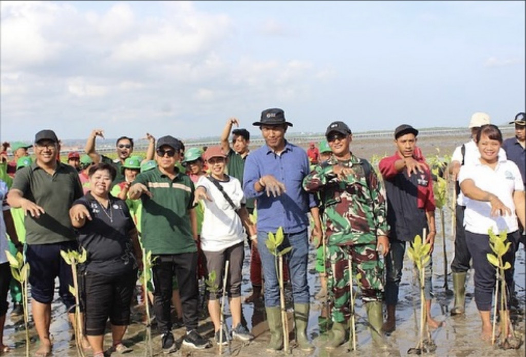 Penanaman Pohon Mangrove dan Bersih-Bersih di Pantai Telaga Waja Kelurahan Tanjung Benoa