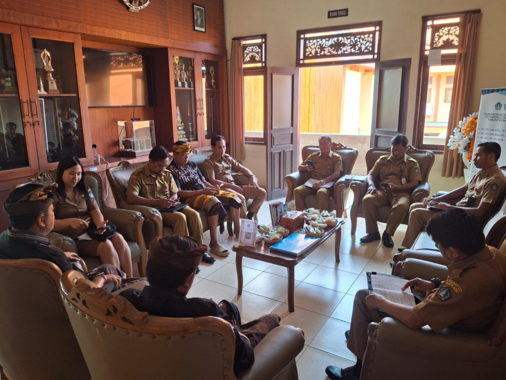 Pembinaan Administrasi Tata Kelola Pemerintahan Desa di Desa Kutuh