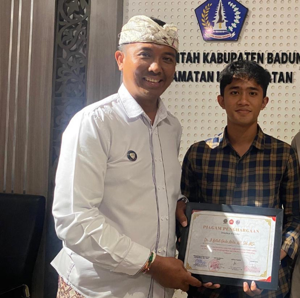 Camat Kuta Selatan mendapatkan penghargaan dari BEM FH Unud atas partisipasi dan kerjasama dalam pelaksanaan Pekan Iustitia yang diselenggarakan Fakultas Hukum Unud