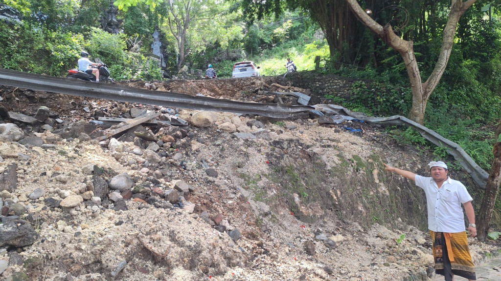 Tim Patroli Jaga Kota Trantib Kecamatan Kuta Selatan melaksanakan pengawasan wilayah atas amlas dan rusaknya pembatas jalan goa gong dan koordinasi lintas sektor untuk perbaikannya
