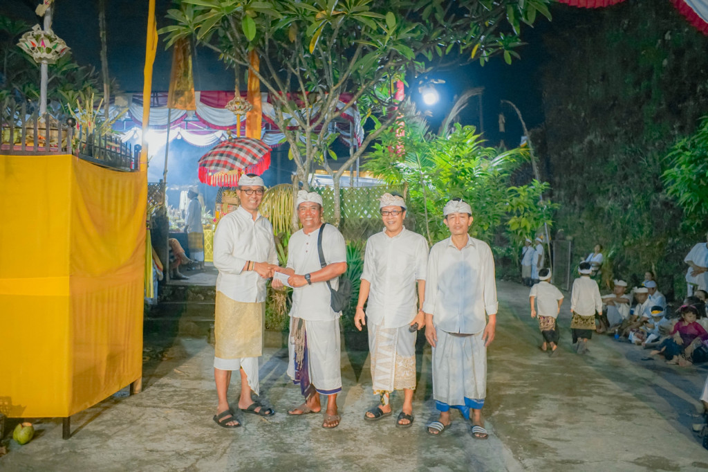 Piodalan Jelih Pura Bukit Lingga Sari Nuansa Bukit Lingkungan  Menesa