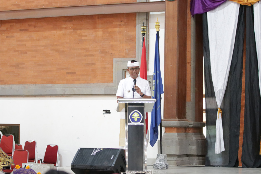 Camat kuta selatan sebagai pembicara pada Event earth dedicated to eternal Nature Politeknik Negri Bali