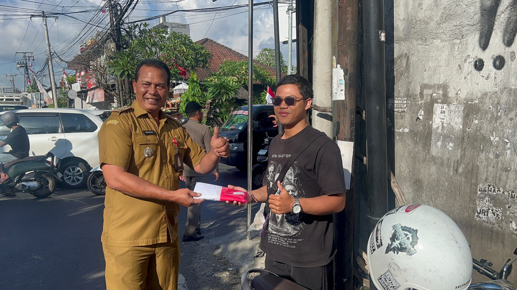 PEMBAGIAN BENDERA MERAH PUTIH