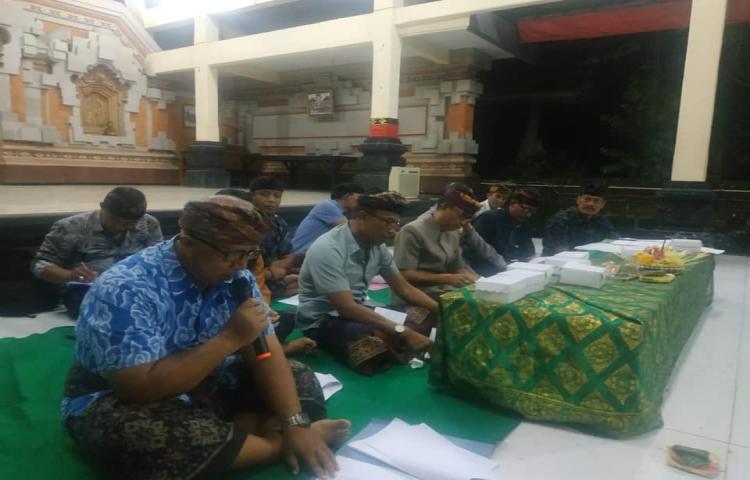 Bapak Camat Abiansemal didampingi Kasi Pemerintahan menghadiri Acara Sosialisasi Perda No 12 Tahun 2017