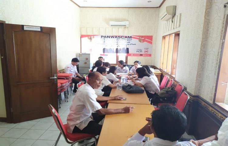 Bawaslu Kabupaten Badung melaksakan Monitoring Evaluasi (Monev) di Ruang Panwascam Kecamatan Abiansemal
