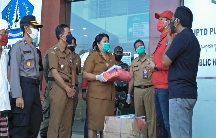 Camat Abiansemal IB Putu Mas Arimbawa,S.Sos mendampingi Anggota DPD RI I Gst Alit Kelakan dan Anggota DPRD Provinsi Bali I Bagus Alit Sucipta dalam Acara Penyerahan APDKes di Puskesmas Abiansemal I
