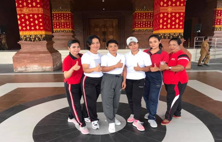 Ibu Ketua Tim Penggerak PKK Kecamatan Abiansemal mengikuti latihan Senam Nangun Sat Kerthi Loka Bali